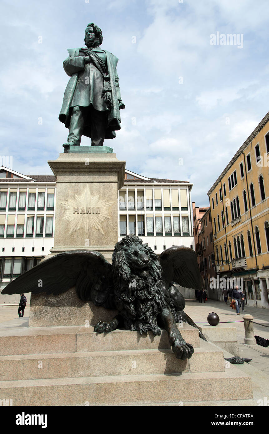 Statua in bronzo monumento di Daniele Manin e il leone alato di Luigi Borro - sestiere San Marco, Venezia - Italia Foto Stock