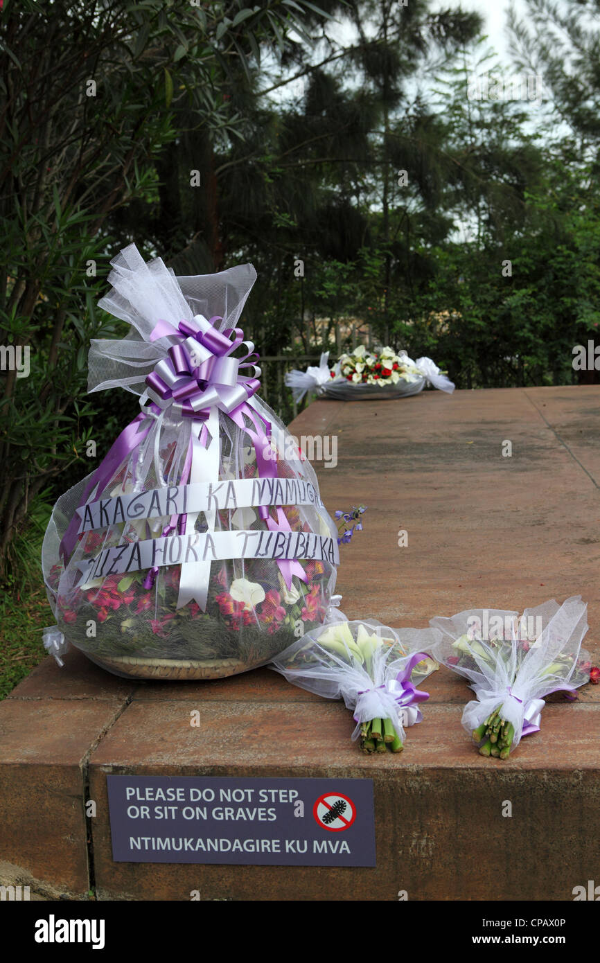 Fiori su una tomba di massa a Kigali Memorial Centre a Kigali, Ruanda. Foto Stock