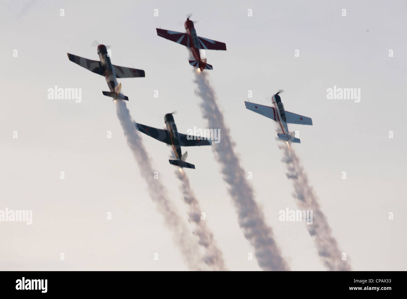 Decine di atti si sono esibiti nella notte di apertura del 2012 Cherry Point Air Show, il 4 maggio, presso la Marine Corps Air Station Cherry Point, N.C. L'Air Show, che si svolge dal 4 al 6 maggio, è una celebrazione del patrimonio che circonda 100 anni di aviazione marina. Foto Stock