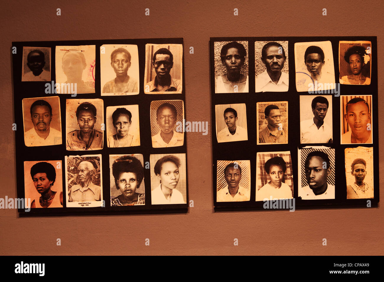 Le foto delle vittime del 1994 genocidio in Ruanda sul display a Kigali Memorial Centre a Kigali, Ruanda. Foto Stock