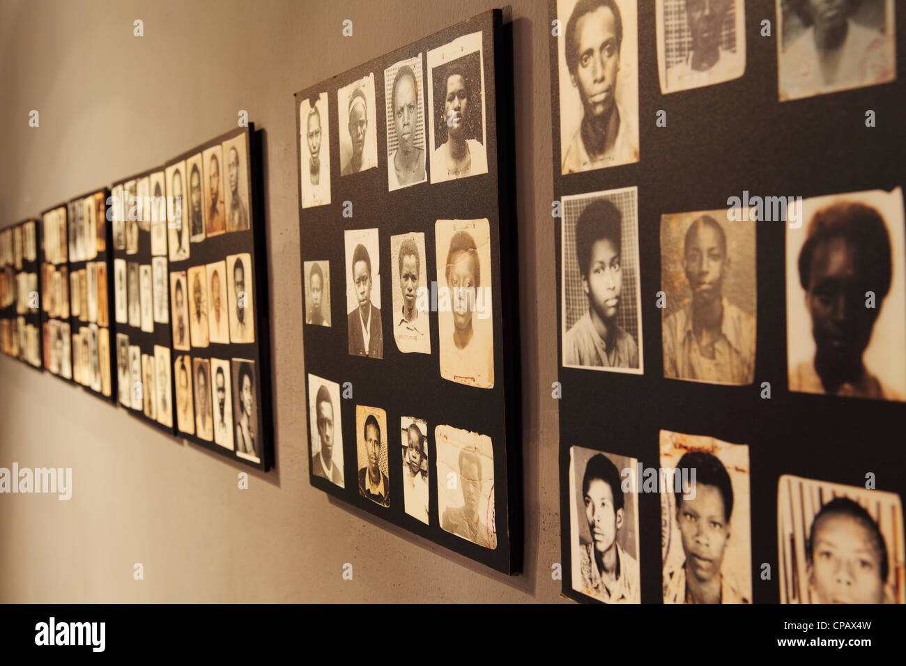 Le foto delle vittime del 1994 genocidio in Ruanda sul display a Kigali Memorial Centre a Kigali, Ruanda. Foto Stock