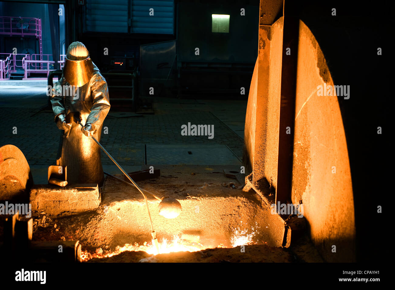 Un lavoratore prendendo un ferro grezzo campione, Duisburg, Germania Foto Stock