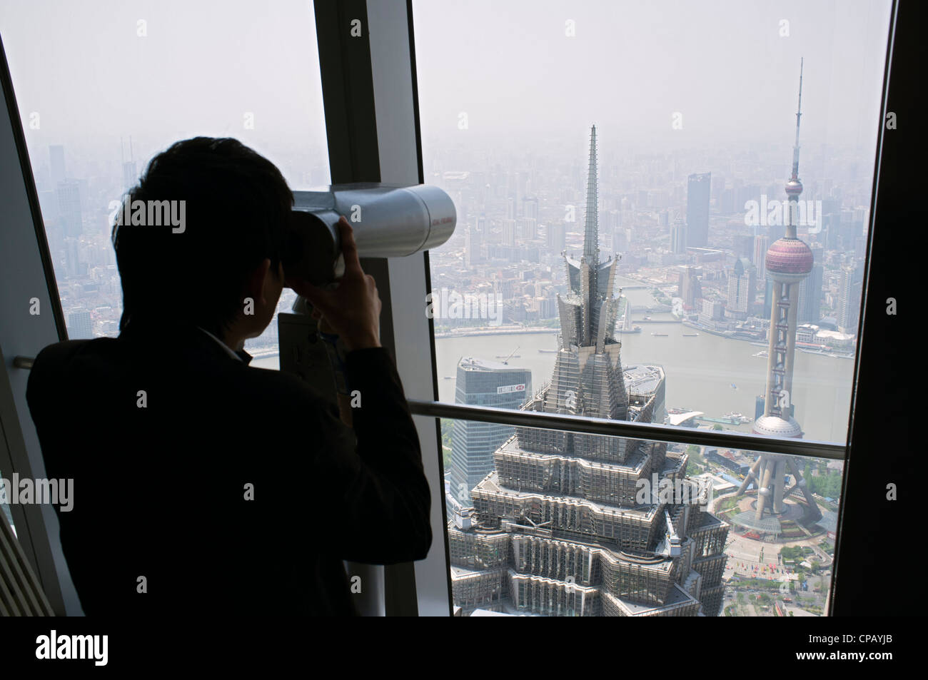 Il visitatore alla ricerca in vista di Shanghai dal ponte di osservazione al World Financial Center grattacielo a Pudong Shanghai in Cina Foto Stock