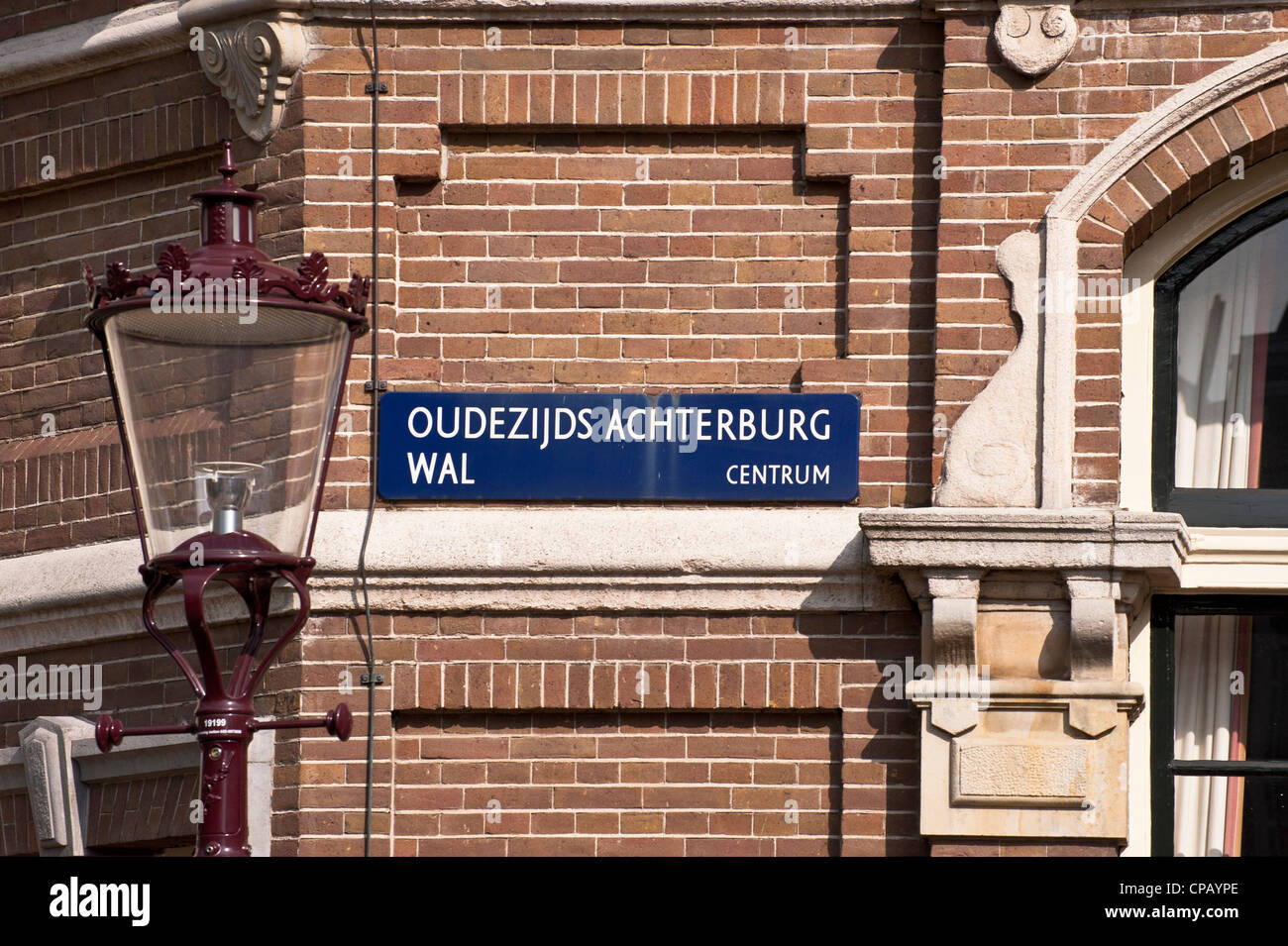 AMSTERDAM, PAESI BASSI - 07 MAGGIO 2012: Cartello stradale per Oudezjds Achterburgwal Foto Stock