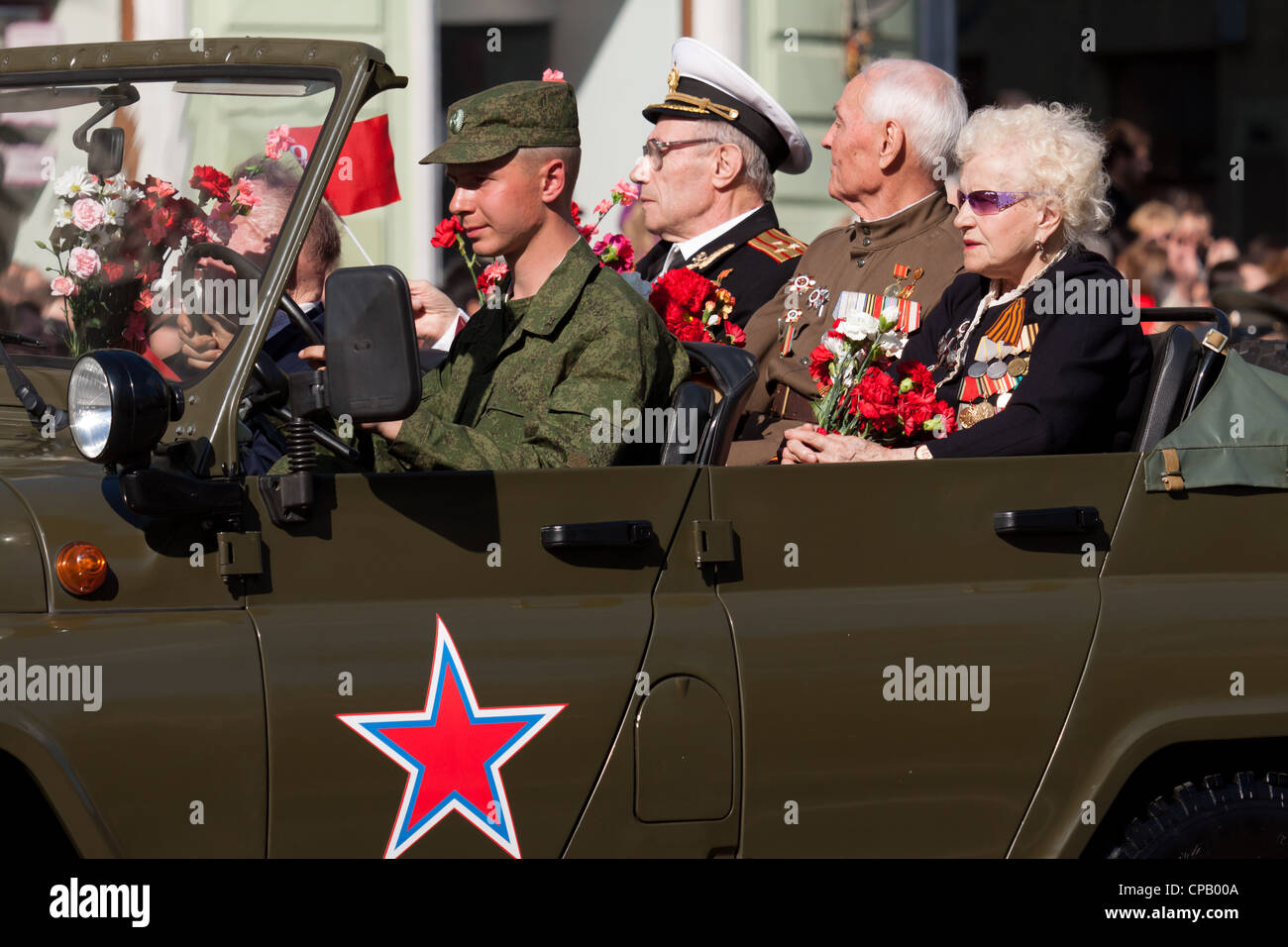 La parata dei veterani della Seconda Guerra Mondiale sul Nevskij Prospekt, San Pietroburgo, Russia, 9 maggio 2012 Foto Stock
