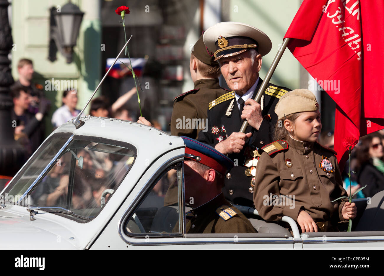 La parata dei veterani della Seconda Guerra Mondiale sul Nevskij Prospekt, San Pietroburgo, Russia, 9 maggio 2012 Foto Stock