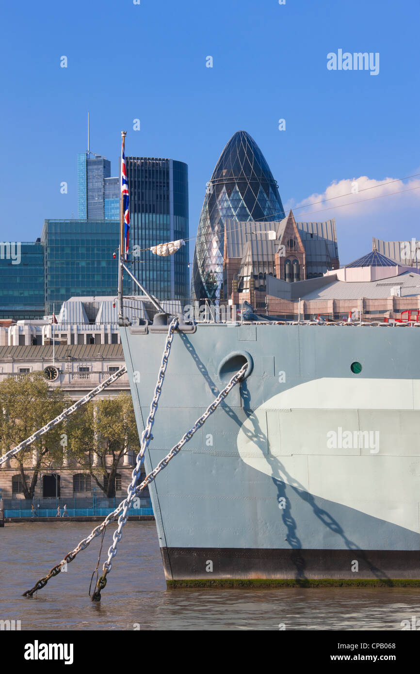 Prua della HMS Belfast e gli edifici della città; Londra; Inghilterra Foto Stock