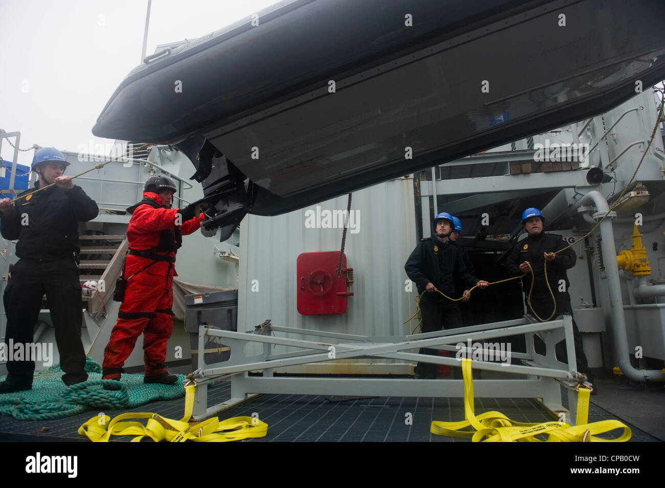 ) i marinai della Royal Canadian Navy, assegnati a HMCS Summerside (MM 711), recuperano una barca gonfiabile a scafo rigido usata per le contromisure delle mine durante l'esercizio Frontier Sentinel 2012 5 maggio 2012 al largo di Sydney, Nuova Scozia. L'esercitazione Sentinel di Frontier è un'esercitazione combinata di interagenzia che coinvolge l'Atlantico della forza di attività congiunta, la protezione della costa degli Stati Uniti e il comando delle forze della flotta della marina degli Stati Uniti. L'esercizio è destinato a continuare a sviluppare e convalidare i piani, i trattati e le procedure operative standard esistenti per una risposta bilaterale alle minacce alla sicurezza e alla difesa della patria marittima. Foto Stock