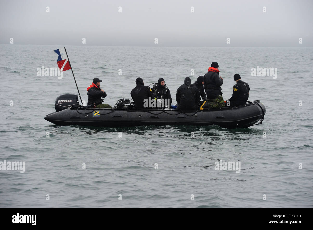 ) Canadian Army Combat Divers from 4 Engineering Support Regiment ricerca di mine simulate nel porto di Sydney durante le contromisure delle mine come parte di Exercise Frontier Sentinel 2012. Frontier Sentinel è un esercizio combinato di interagenzia che coinvolge Joint Task Force Atlantic, la Guardia Costiera degli Stati Uniti e le forze della flotta della Marina degli Stati Uniti. L'esercizio è destinato a continuare a sviluppare e convalidare i piani, i trattati e le procedure operative standard esistenti per una risposta bilaterale alle minacce alla sicurezza e alla difesa della patria marittima. Foto Stock