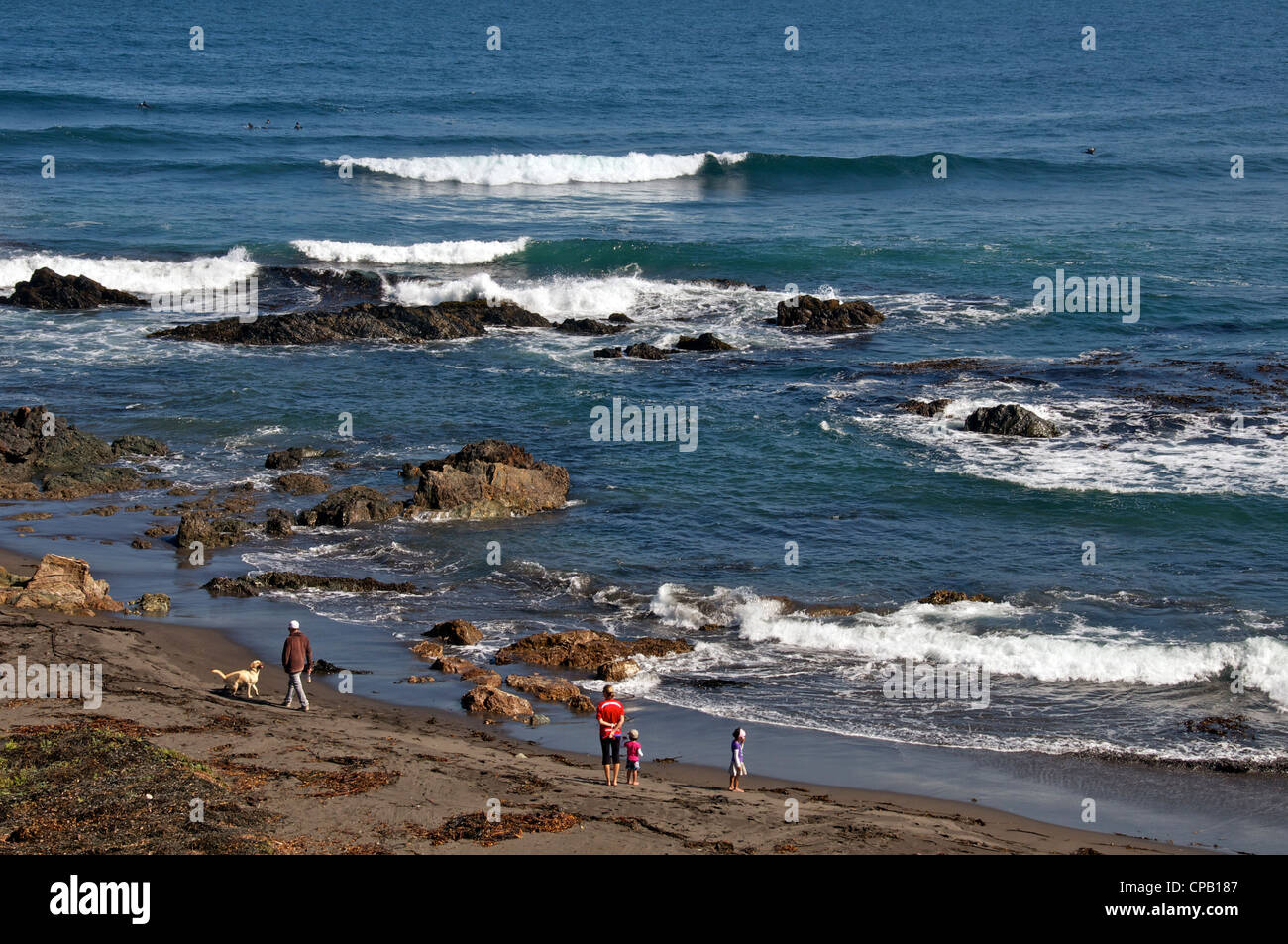 La gente in riva al mare a Pichilemu Cile Foto Stock