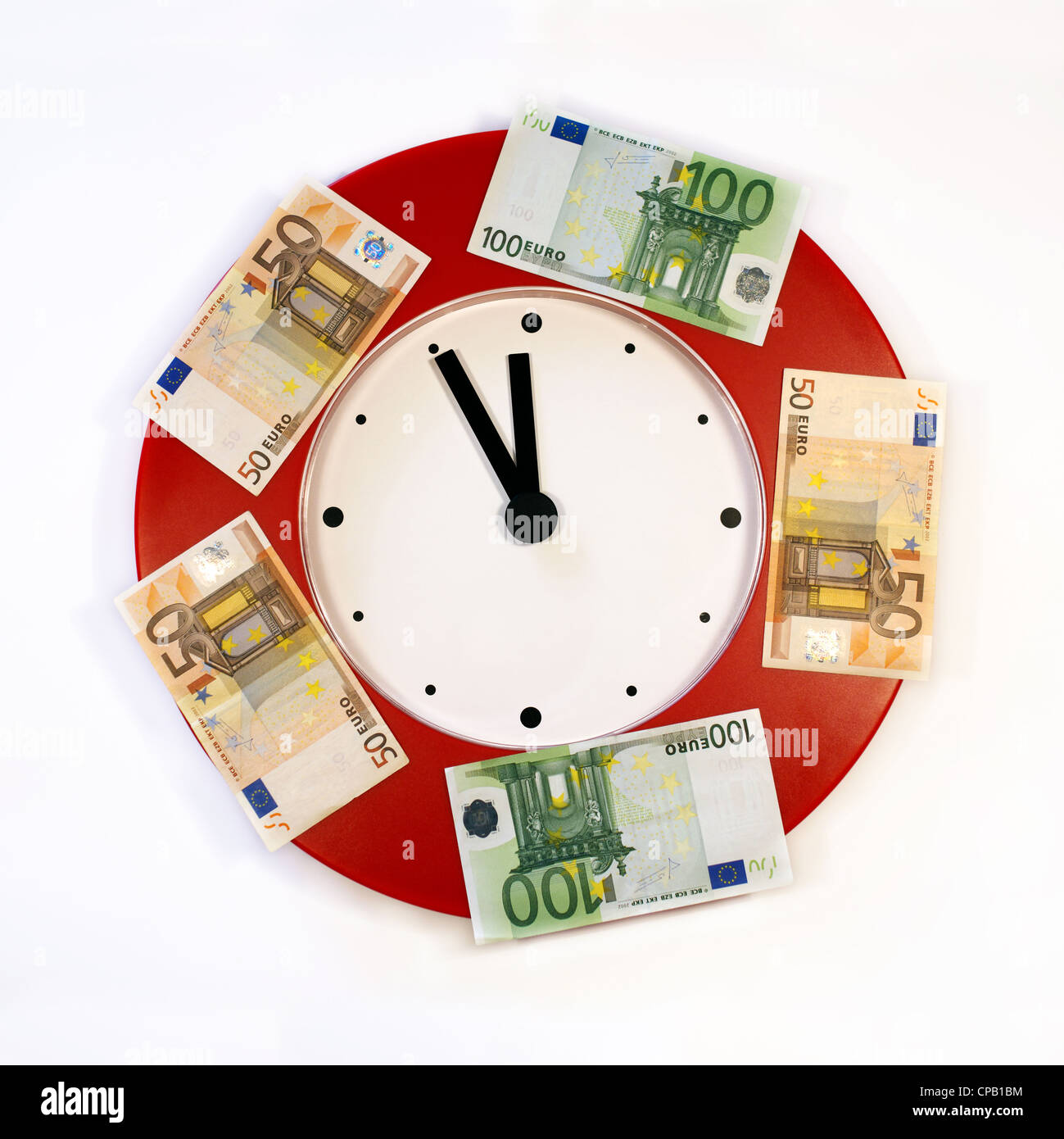 Rosso orologio da parete con banconote Foto Stock