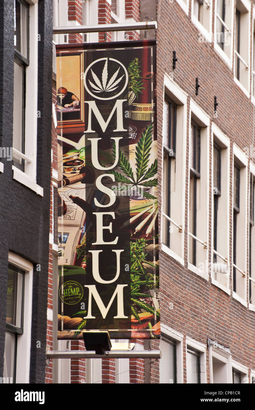 AMSTERDAM, PAESI BASSI - 07 MAGGIO 2012: Cartello con la bandiera all'esterno del Museo di Hash, Marijuana e canapa di Amsterdam Foto Stock
