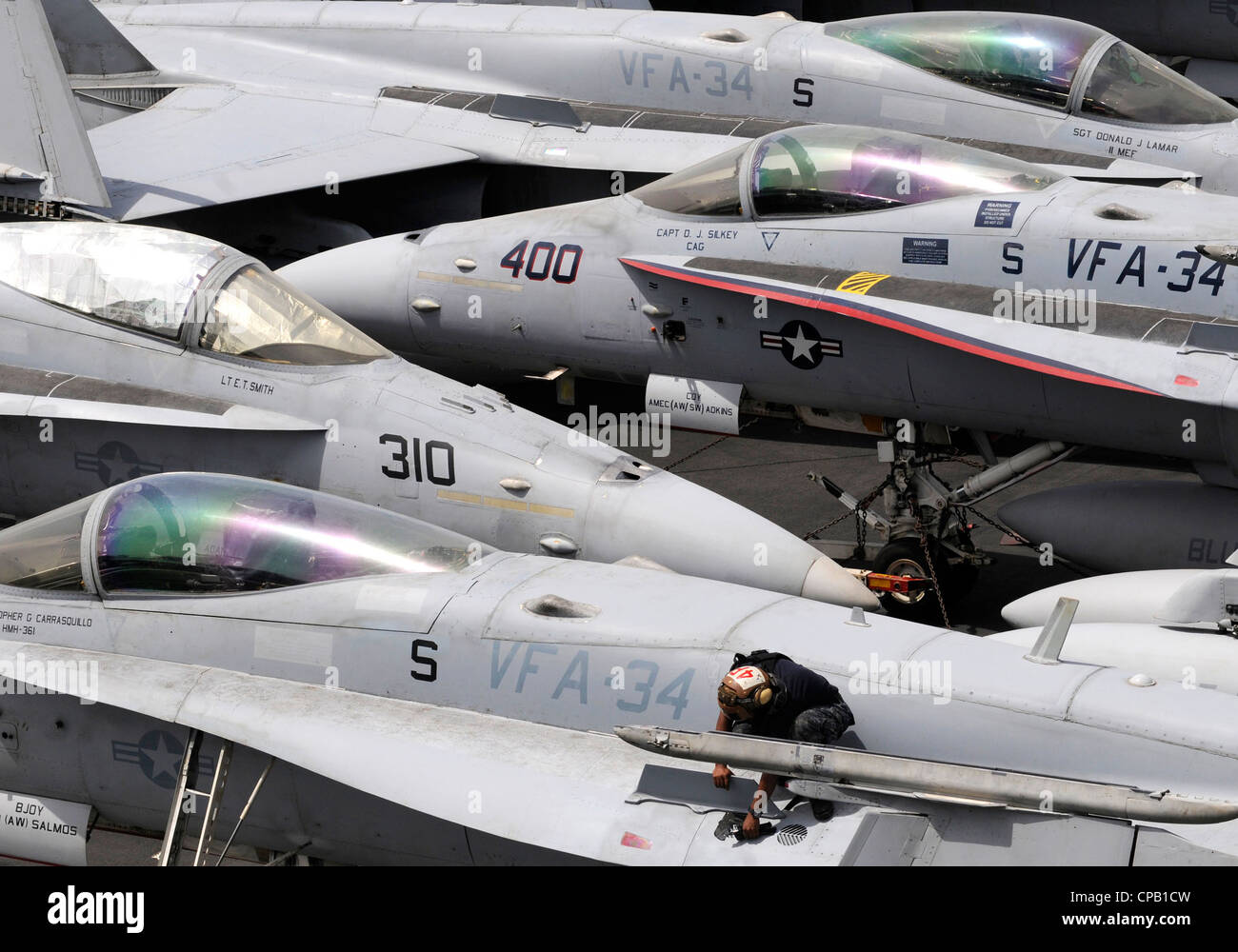 Aviation Ordnanceman Airman Julia Velasquez ispeziona un Hornet F/A-18C assegnato al Blue Blasters of Strike Fighter Squadron (VFA) 34 sul ponte di volo della compagnia aerea di classe Nimitz USS Abraham Lincoln (CVN 72). Abraham Lincoln è schierato nella 5 ° flotta degli Stati Uniti di responsabilità che conduce operazioni di sicurezza marittima, gli sforzi di cooperazione di sicurezza del teatro e le missioni di sostegno come parte di operazione Enduring Freedom. Foto Stock