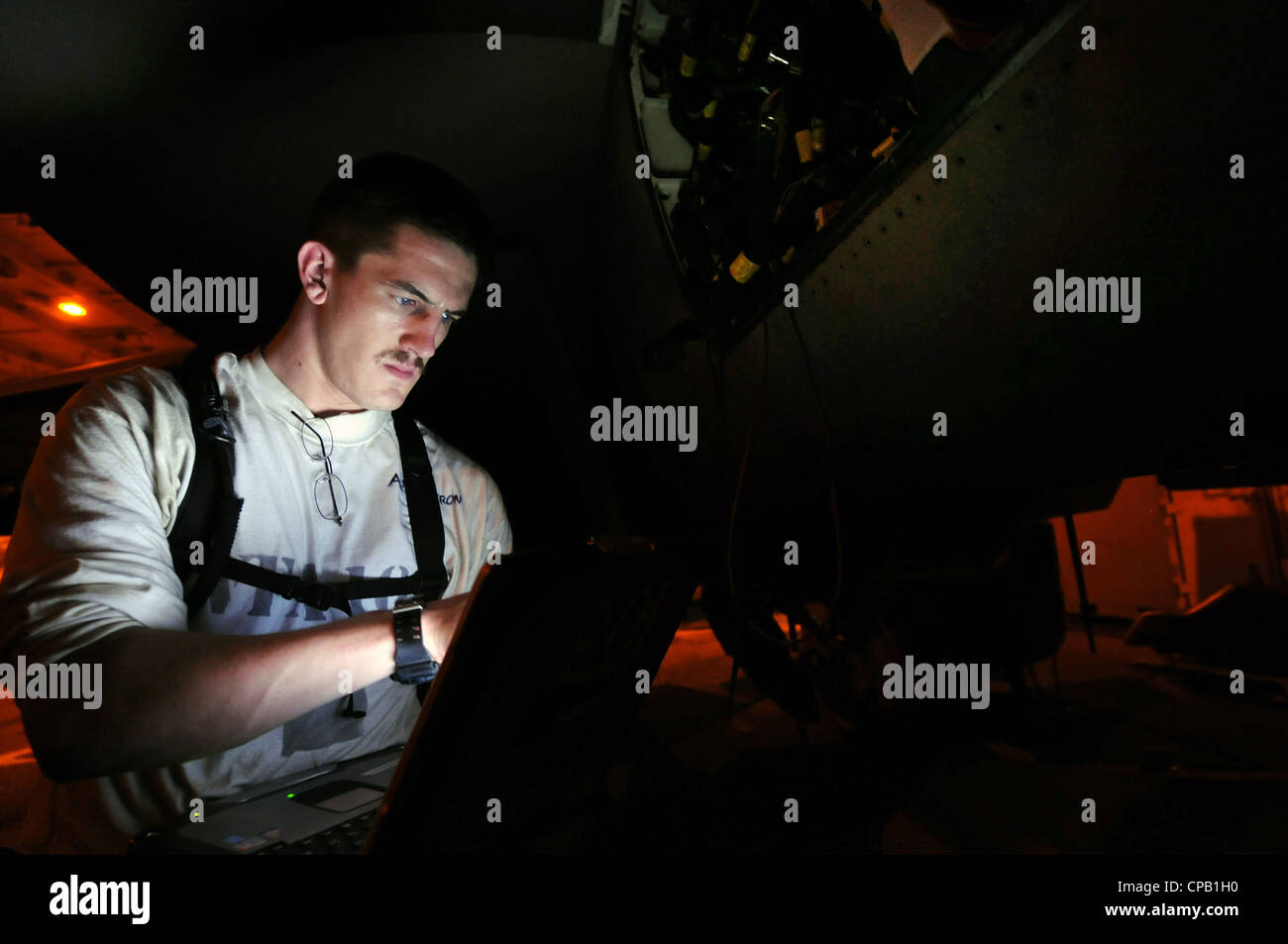 Aviation Electrician's Mate 3a Classe Jacob Cameron, assegnato al Jolly Rogers of Strike Fighter Squadron (VFA) 103 problema spara un problema elettrico su un F/A 18 Super Hornet nella baia hangar a bordo della portaerei di classe Nimitz USS Dwight D. Eisenhower (CVN 69). Dwight D. Eisenhower, il fiore all'occhiello del Carrier Strike Group 8, sta conducendo un'esercitazione composita sull'Oceano Atlantico. Foto Stock