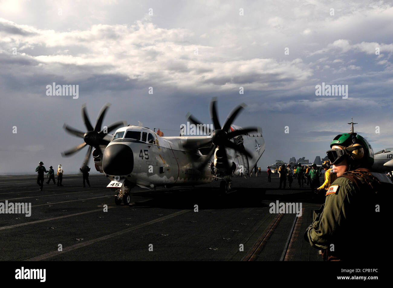Un C-2A Greyhound assegnato a Fleet Logistics Support Squadron (VRC) 40 taxi per i passeggeri off-load dopo l'atterraggio a bordo della compagnia aerea di classe Nimitz USS Carl Vinson (CVN 70). Carl Vinson e Carrier Air Wing (CVW) 17 sono distribuiti nella settima area operativa della flotta statunitense. Foto Stock
