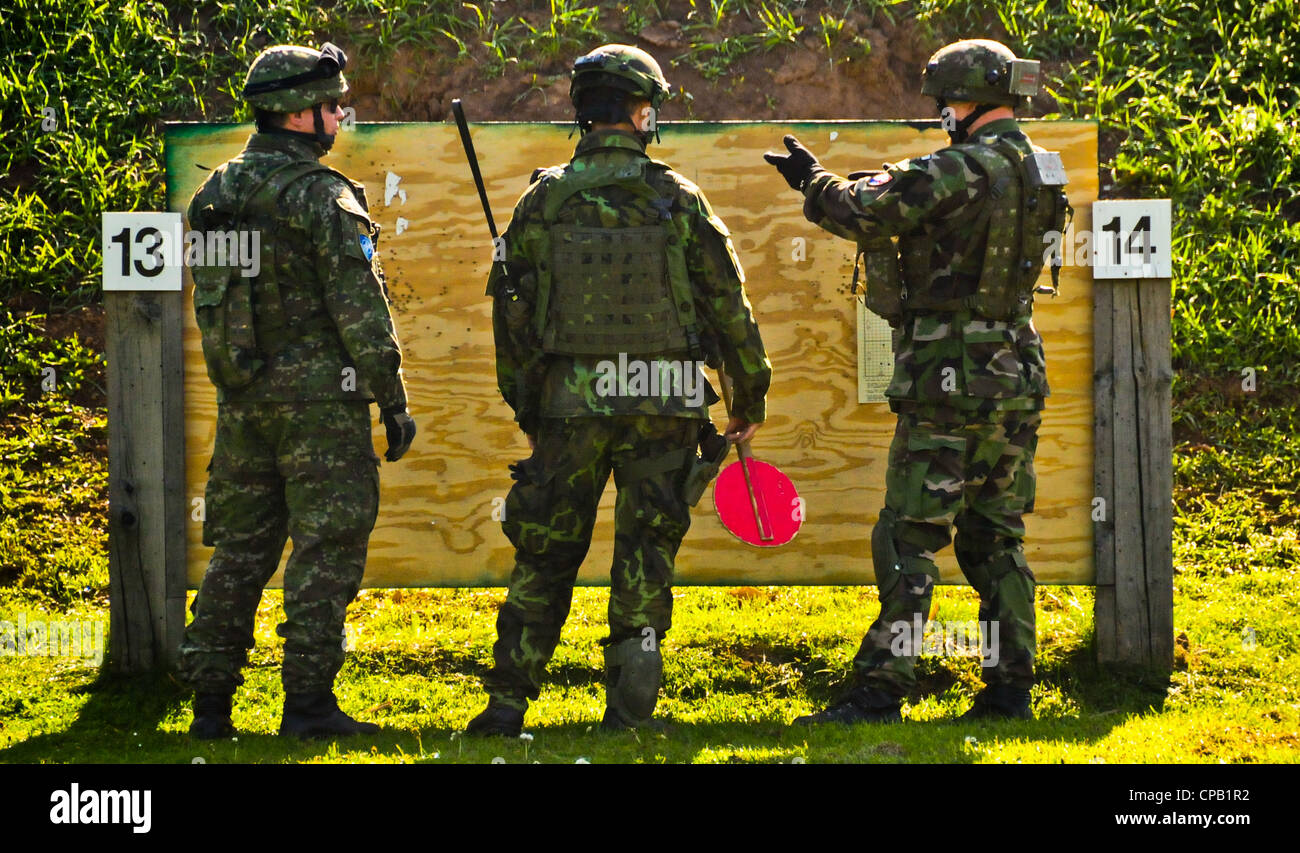 I soldati slovacchi discutono delle tecniche di sparo presso la gamma durante un esercizio di formazione del Team di collegamento della Guida operativa (OMLT) presso il Centro di preparazione multinazionale congiunto di Hohenfels, Germania, 8 maggio 2012. La formazione OMLT XXIII e il Team di collegamento con guide operative della polizia (POMLT) VII sono stati concepiti per preparare i team per l'implementazione in Afghanistan con la capacità di formare, consigliare e abilitare la forza di sicurezza nazionale afghana in aree quali la controrivellazione, la consulenza di combattimento e le operazioni di supporto per la forza. Foto Stock