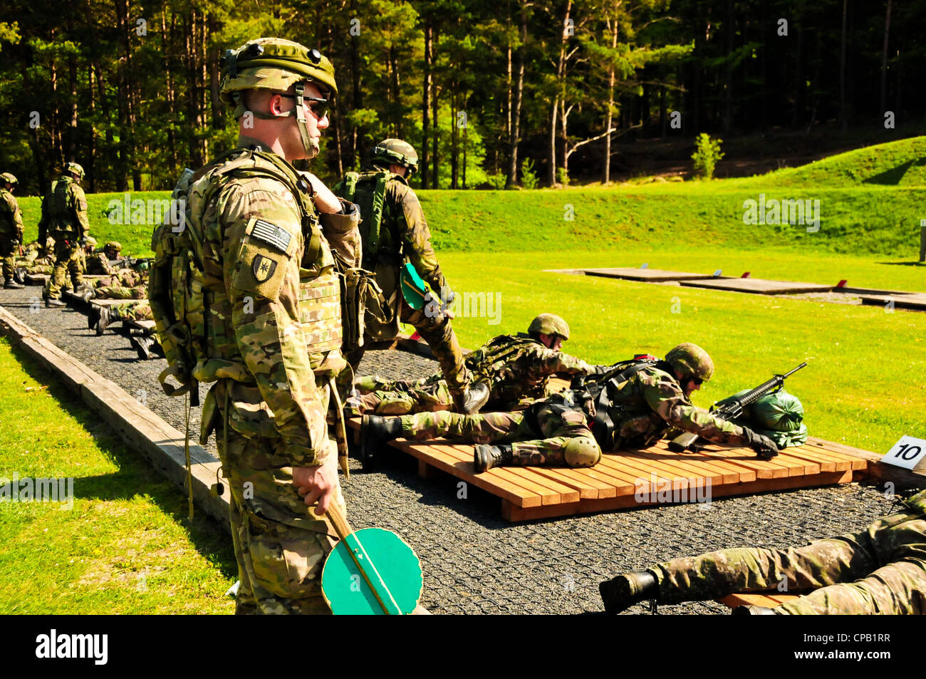 Esercito degli Stati Uniti, personale della Guardia Nazionale Sgt. Michael Crone agisce come sicurezza su una gamma per i soldati slovacchi durante un esercizio di formazione Operational Mentor Liaison Team (OMLT) presso il Joint Multinational Readiness Centre di Hohenfels, Germania, 8 maggio 2012. La formazione OMLT XXIII e il Team di collegamento con guide operative della polizia (POMLT) VII sono stati concepiti per preparare i team per l'implementazione in Afghanistan con la capacità di formare, consigliare e abilitare la forza di sicurezza nazionale afghana in aree quali la controrivellazione, la consulenza di combattimento e le operazioni di supporto per la forza. Foto Stock