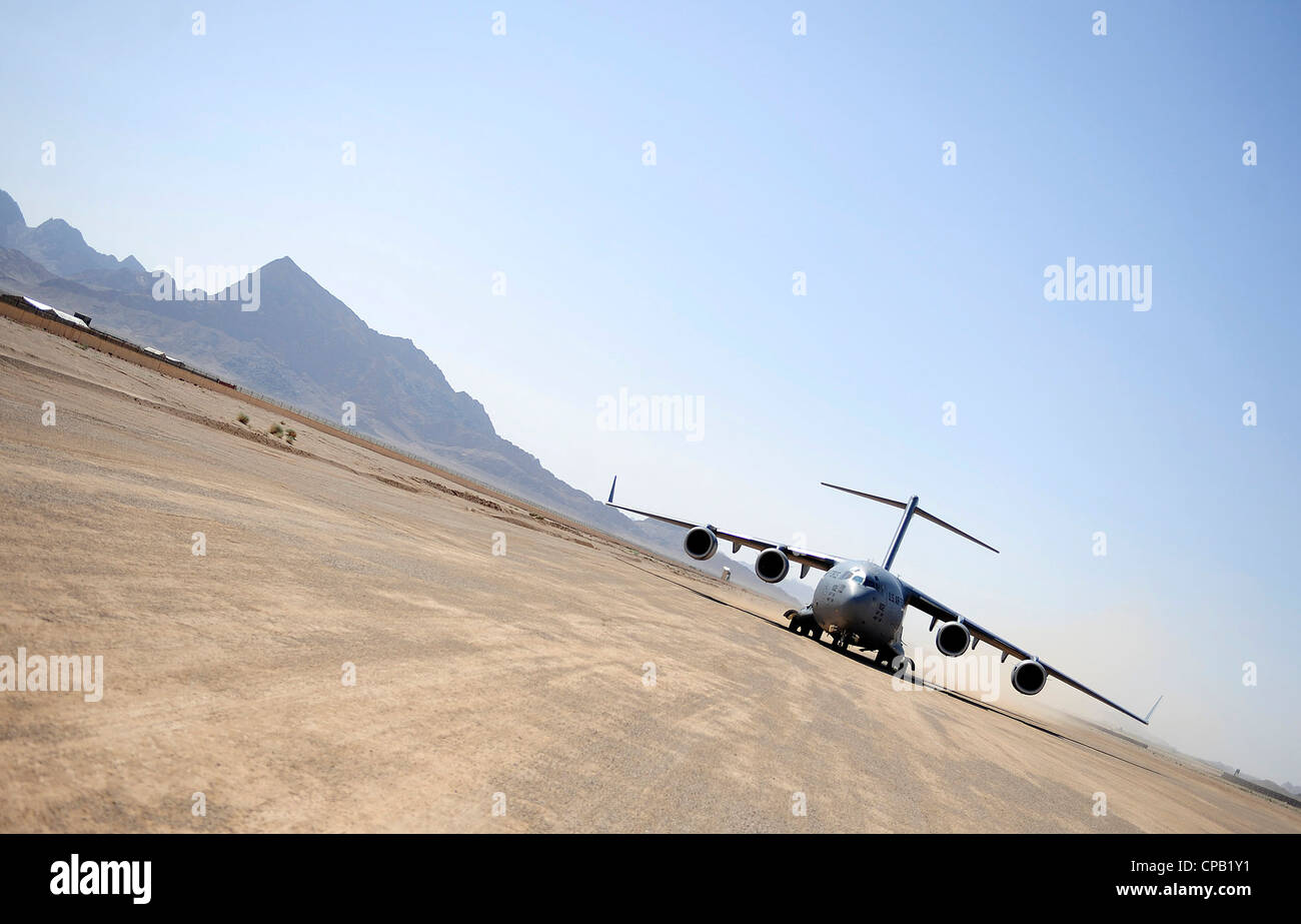 Un US Air Force c-17 'globemaster iii " cargo aereo atterra all'airfileld in avanti su una base operativa farah maggio 10. Questo segna la prima volta in oltre un anno che una c-17 è atterrato a questo portachiavi. la C-17 è in fob farah a prelevare due veicoli tattici che sarà trasferito a un altro reparto. Foto Stock