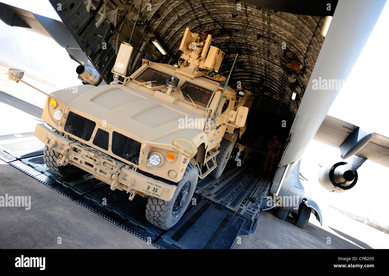 Un veicolo tattico viene caricato su un aereo da carico della U.S. Air Force C-17 "Globemaster III" all'aeroporto sulla base operativa anteriore Farah maggio 10. Questo segna la prima volta in oltre un anno che un C-17 è atterrato a questo FOB. I due veicoli tattici verranno trasferiti a un'altra unità. Foto Stock