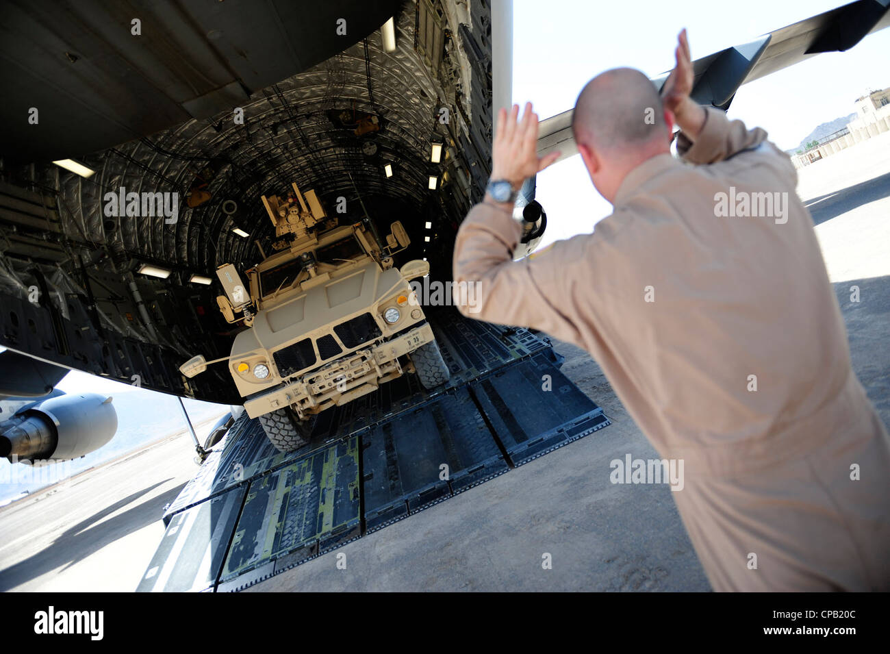 Un veicolo tattico viene caricato su un aereo da carico della U.S. Air Force C-17 "Globemaster III" all'aeroporto sulla base operativa anteriore Farah maggio 10. Questo segna la prima volta in oltre un anno che un C-17 è atterrato a questo FOB. I due veicoli tattici verranno trasferiti a un'altra unità. Foto Stock