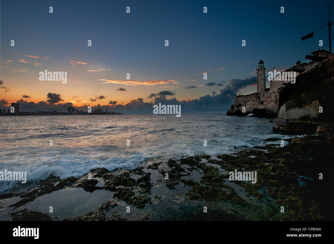 Una vista della vecchia fortezza ispanica El Morro nella Baia dell Avana ingresso al tramonto Foto Stock