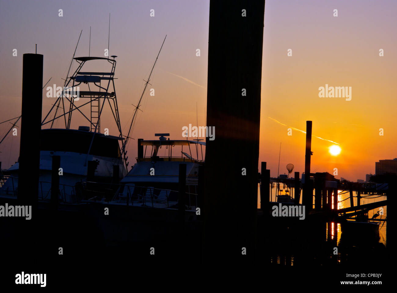 Sunrise sulla pesca sportiva noleggio barche in silhouette orange Beach Marina Gulf Shores Alabama Foto Stock