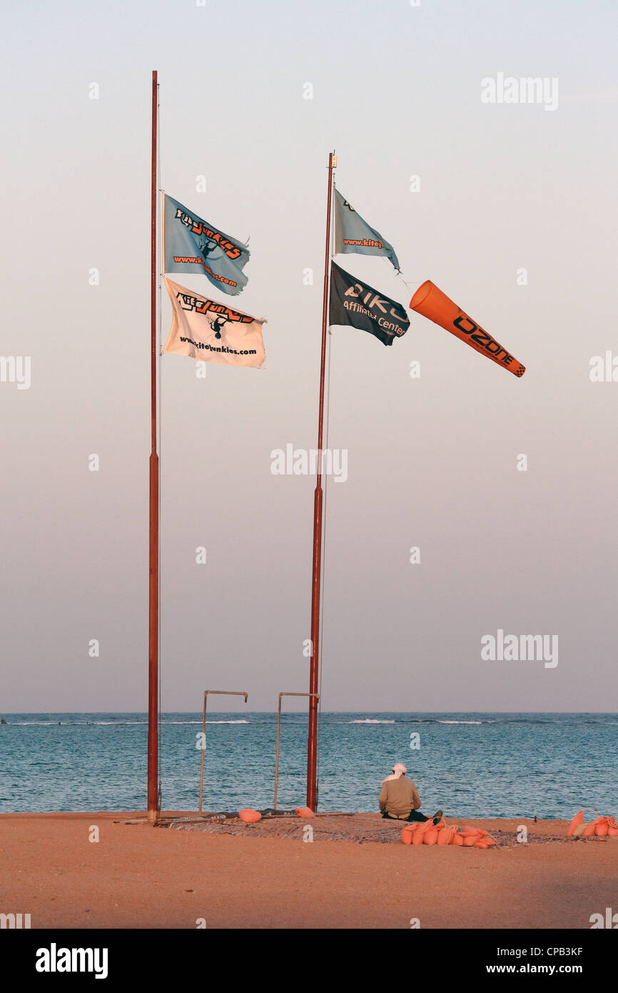 Le bandiere sulla spiaggia in Egitto Foto Stock