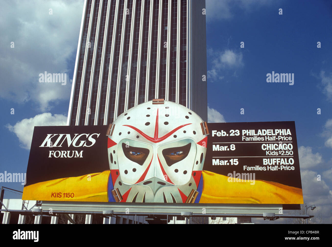 Kings hockey su ghiaccio billboard con portiere on Wilshire Blvd. circa 1980 Foto Stock