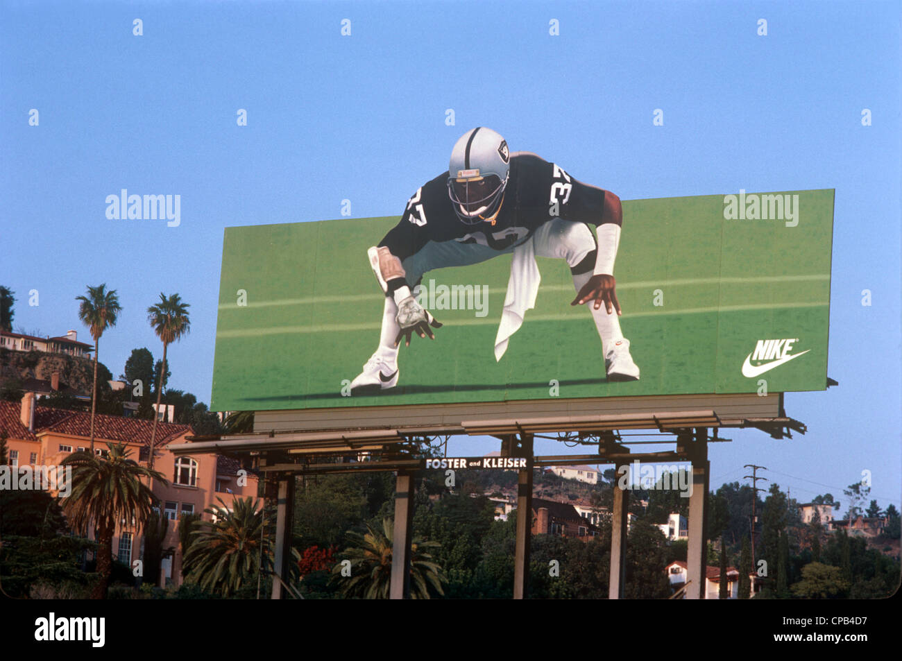 Nike billboard dotate di L.A. Raider player in Los Angeles circa 1985 Foto Stock