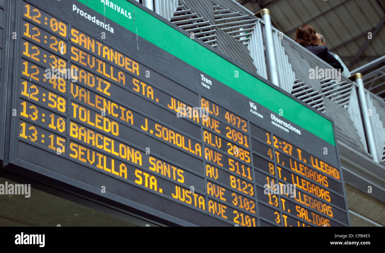 In digitale della scheda informazioni su Madrid Stazione Puerta de Atocha Foto Stock