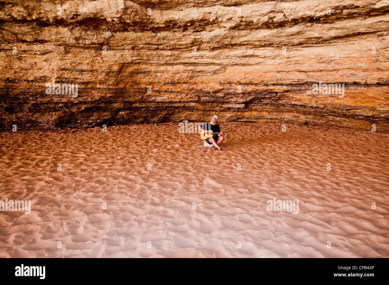 Il chitarrista in Redwall Cavern, il Parco Nazionale del Grand Canyon AZ Foto Stock