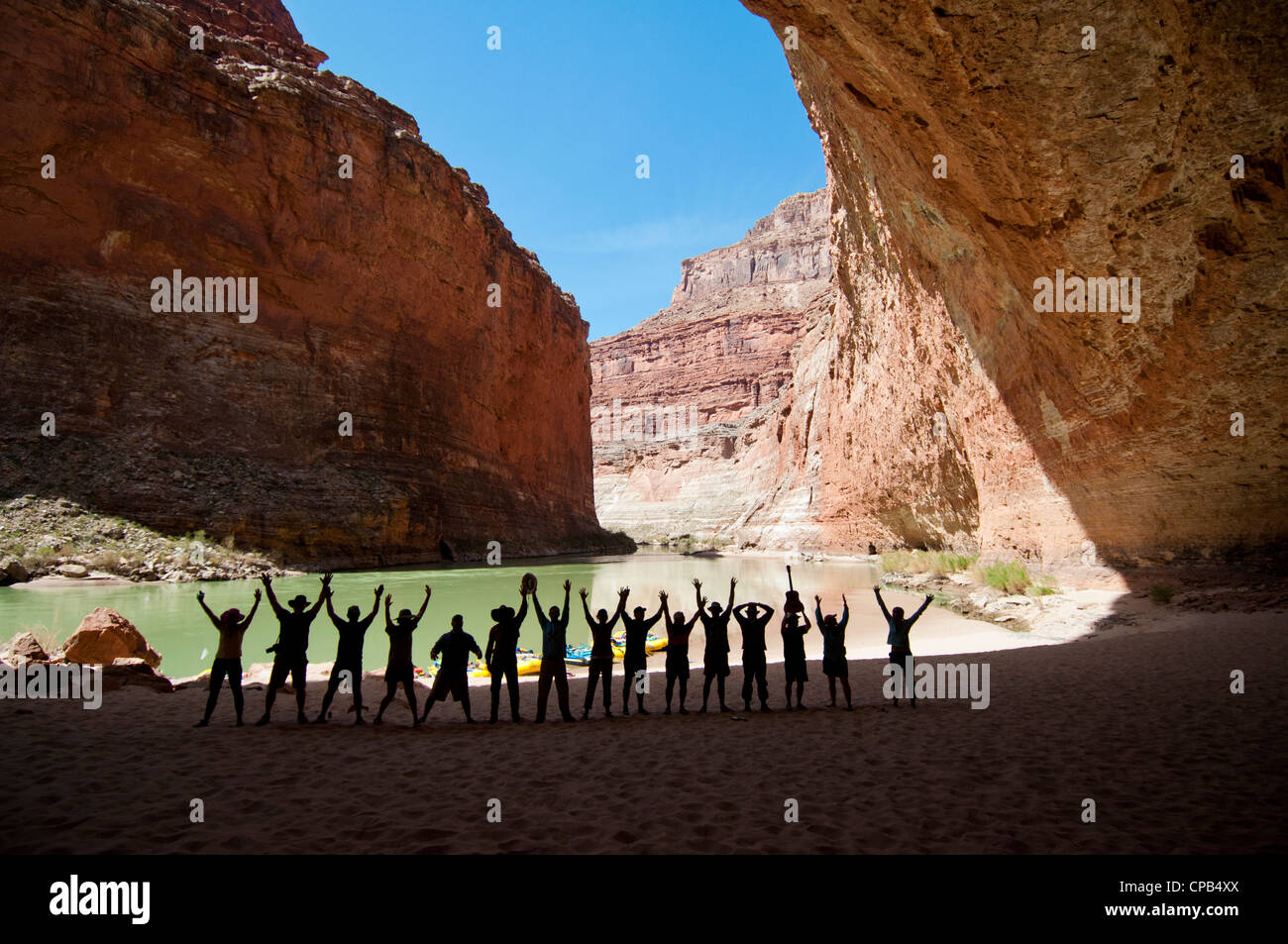 Rafting party a Redwall Cavern in Marble Canyon nel Parco Nazionale del Grand Canyon AZ Foto Stock