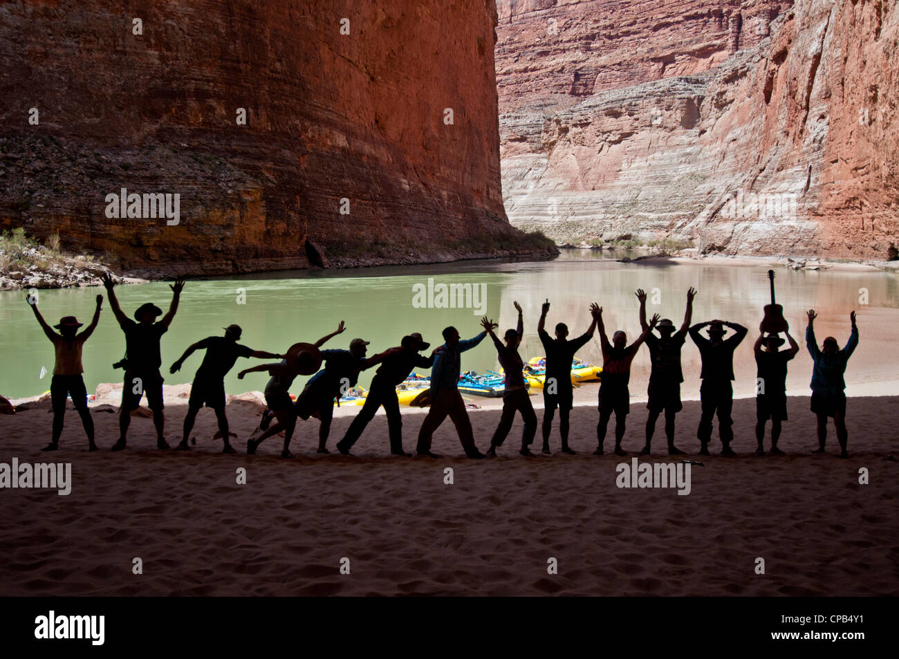 Rafting party a Redwall Cavern in Marble Canyon nel Parco Nazionale del Grand Canyon AZ Foto Stock