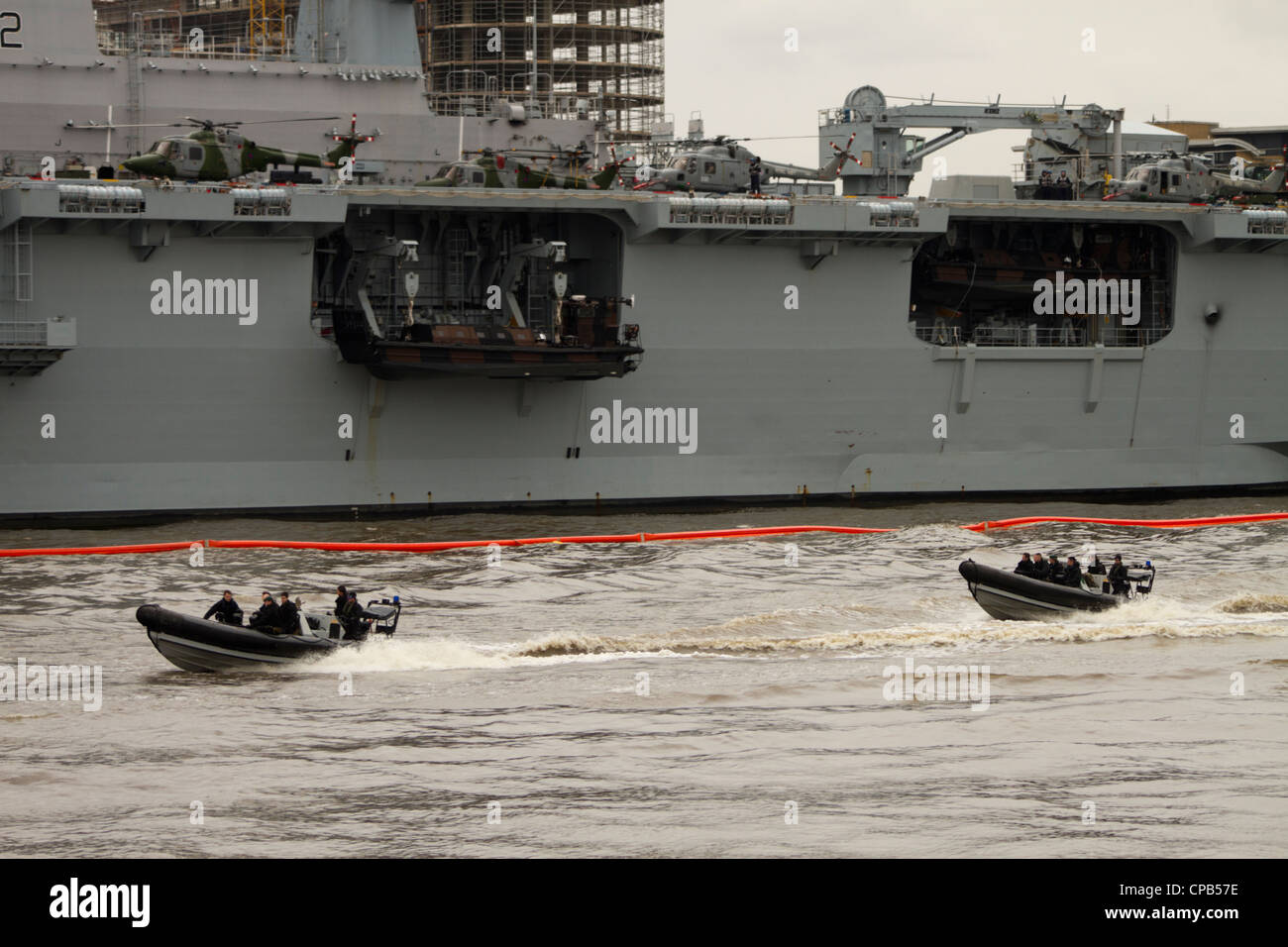 HMS Ocean a Greenwich con due Royal Marine solcate i predatori che passa a velocità, Londra, Regno Unito. Maggio 12 Foto Stock