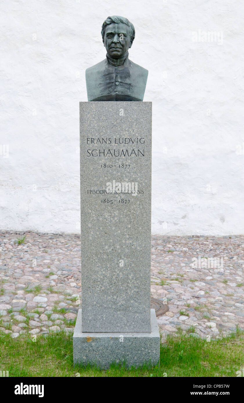 Statua del Vescovo Francesco Luigi Schauman al di fuori di Porvoo cattedrale, Porvoo, Finlandia Foto Stock