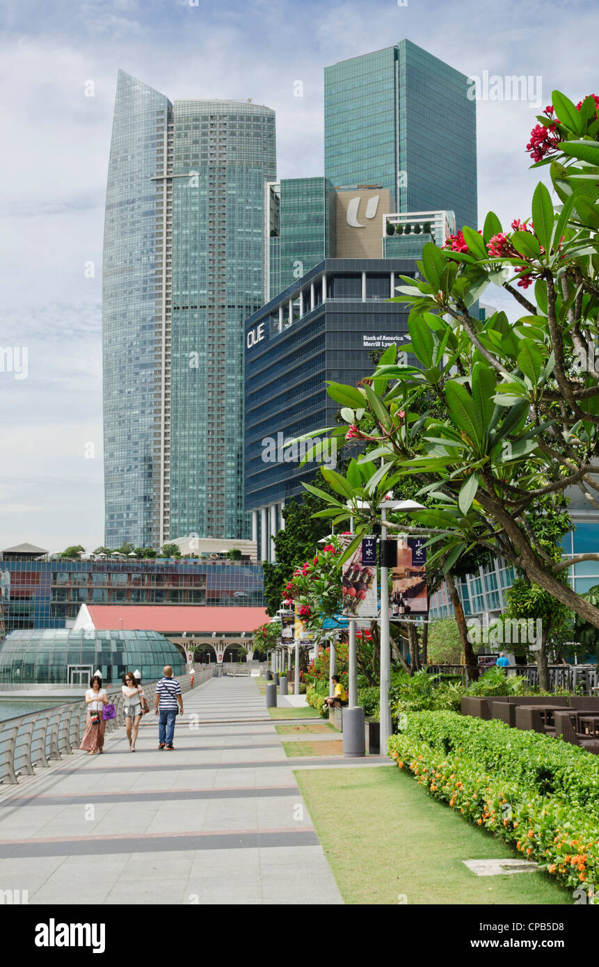 La gente camminare lungo la baia di Marina percorso nella parte anteriore di uno Fullerton in Singapore Foto Stock