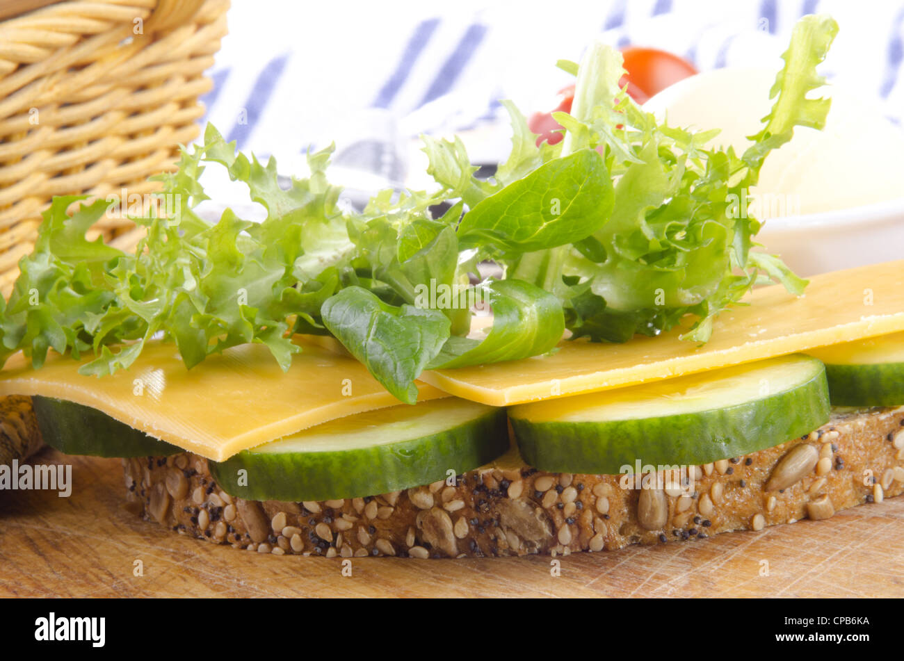 Multigrain pane con formaggio cheddar e insalata mista Foto Stock
