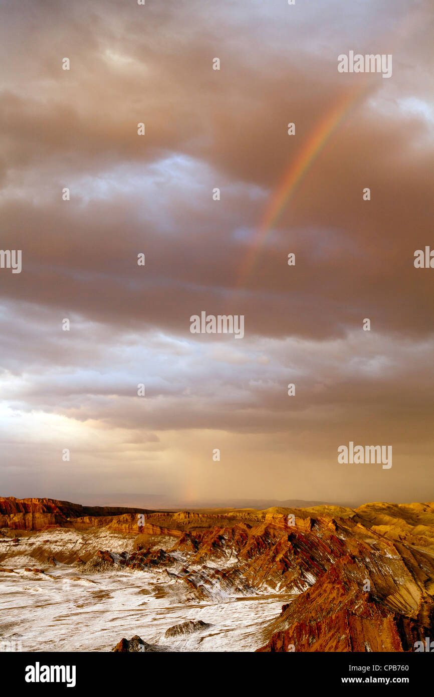Rainbow sulla Valle della Luna, San Pedro de Atacama, Cile Foto Stock
