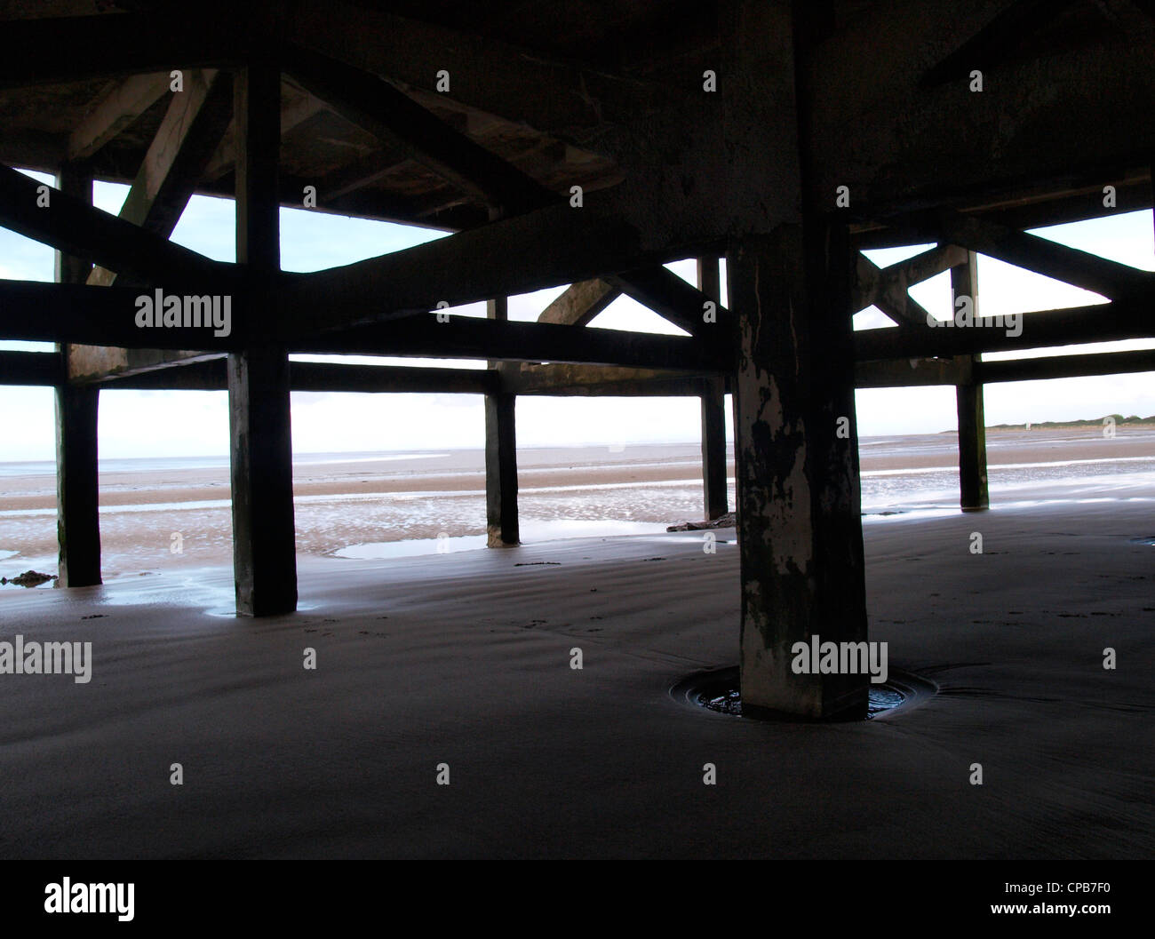 Sotto il molo, Burnham-on-Sea, Somerset, Regno Unito Foto Stock