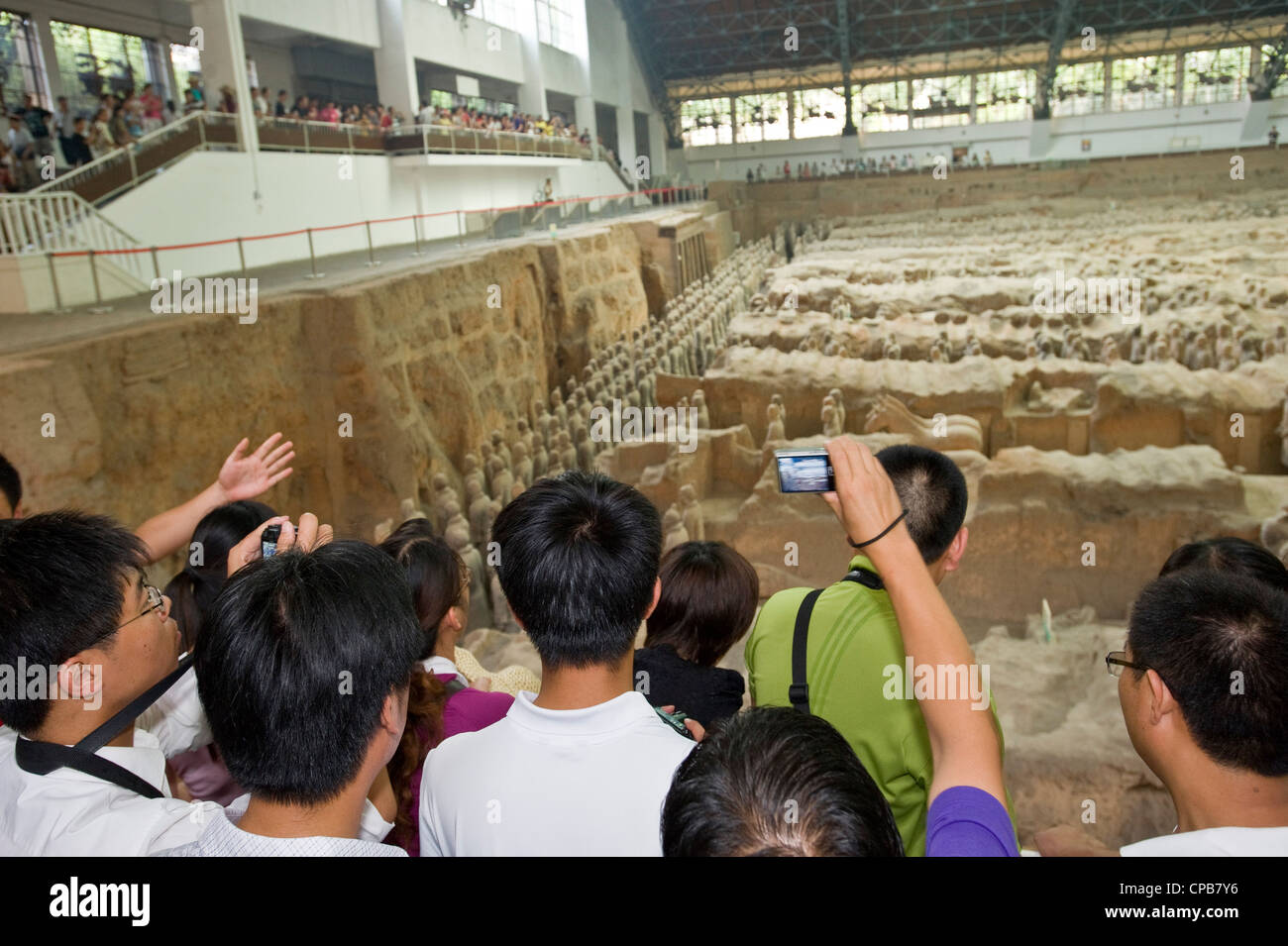 Una vista all'interno della buca no.1 mostra visitatori presso l'area di visualizzazione dell'Esercito di Terracotta. Foto Stock