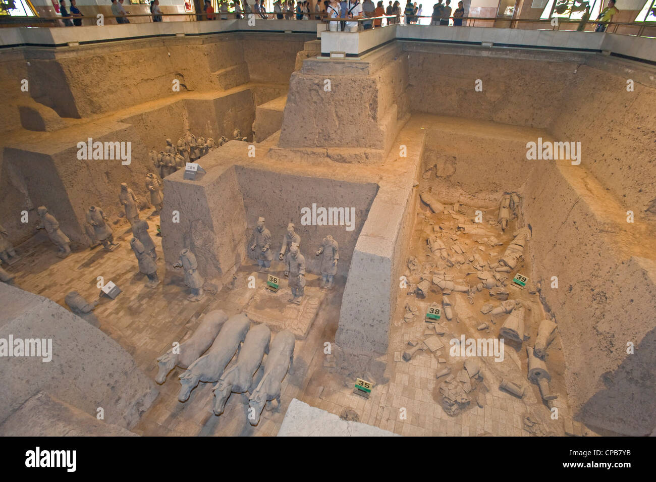 Una vista all'interno della buca no.3 mostra visitatori presso l'area di visualizzazione dell'Esercito di Terracotta. Foto Stock