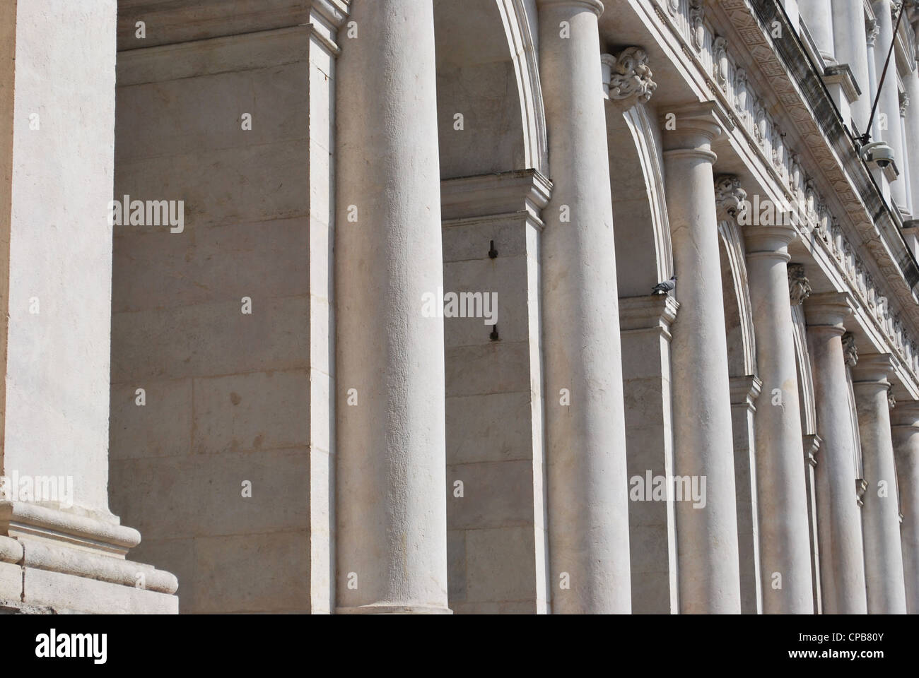 Biblioteca pubblica Palace, colonne bianche prospettiva, piazza vecchia, Bergamo, Lombardia, Italia Foto Stock