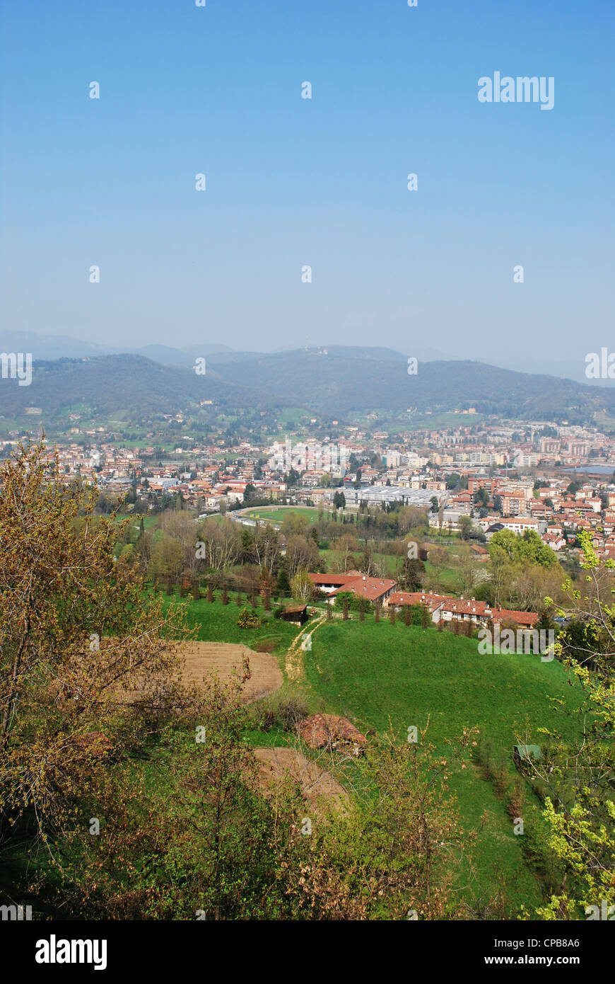 Vista panoramica della città di Bergamo e colline in primavera, Lombardia, Italia Foto Stock