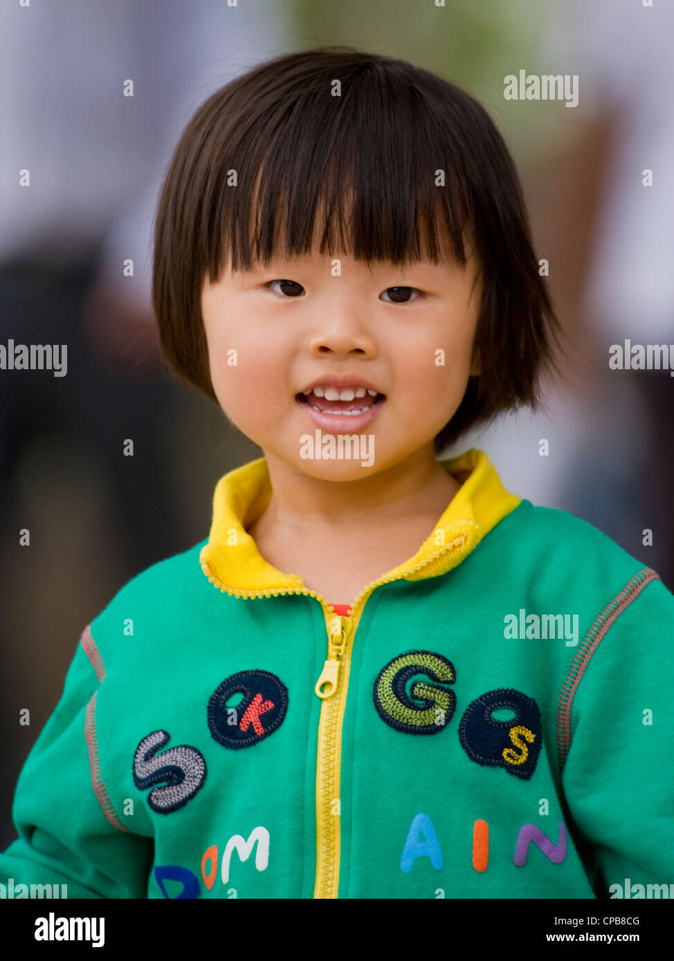 Un Simpatico Giovane Ragazza Cinese Di Pose E Sorrisi Per La Fotocamera Foto Stock Alamy