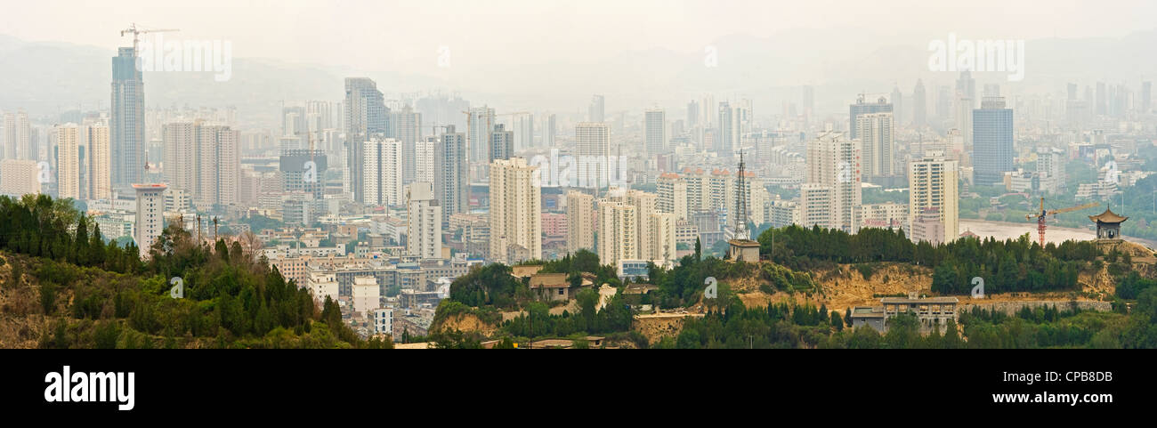 A 3 foto maglia panoramica veduta aerea Lanzhou dal Parco Baitashan mostrante la giungla di cemento del centro della citta'. Foto Stock