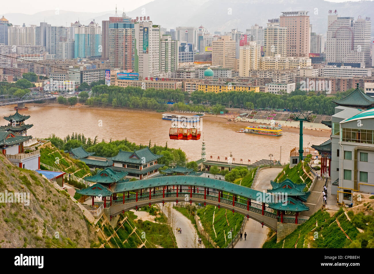 Una vista di Lanzhou Baitashan dal parco con il Fiume Giallo e il Ponte di Zhongshan in primo piano. Foto Stock