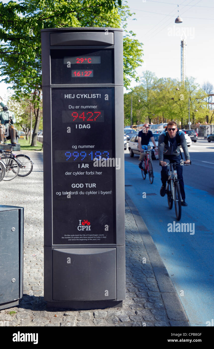Bicicletta elettronica sul contatore di H.C. Andersens Boulevard presso il Municipio di Copenhagen, Danimarca. Foto Stock