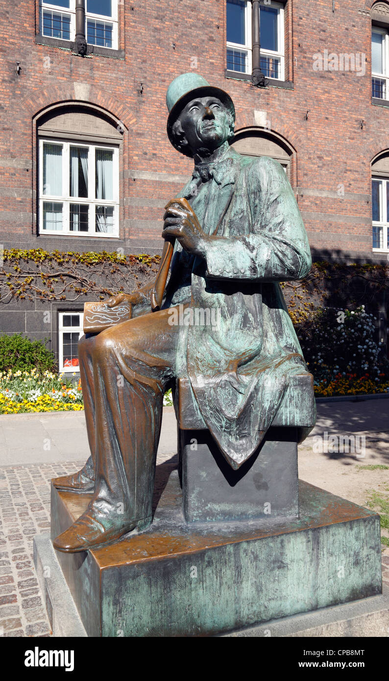 La statua della fiaba scrittore Hans Christian Andersen accanto al Municipio di Copenaghen su H.C. Andersens Boulevard una strada principale di Copenhagen Foto Stock