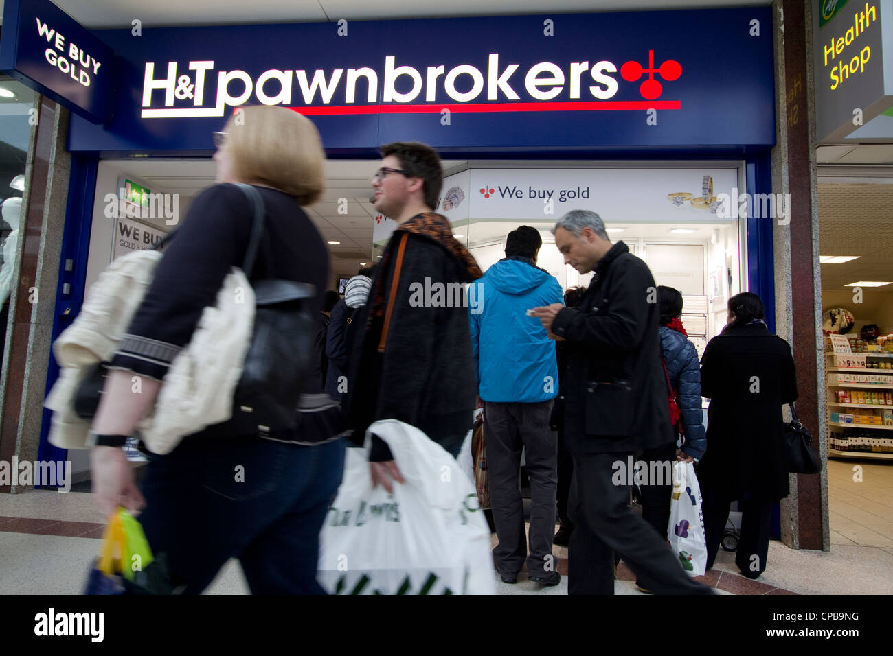 Il punto vendita H&T Pawnbrokers nella zona est di Londra, con un'importante insegna "We Buy Gold" Foto Stock