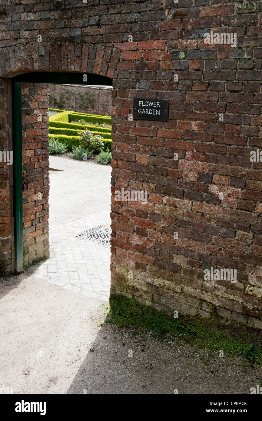 Porta ingresso murato flower garden al Lost Gardens of Heligan, Cornwall, Inghilterra Foto Stock